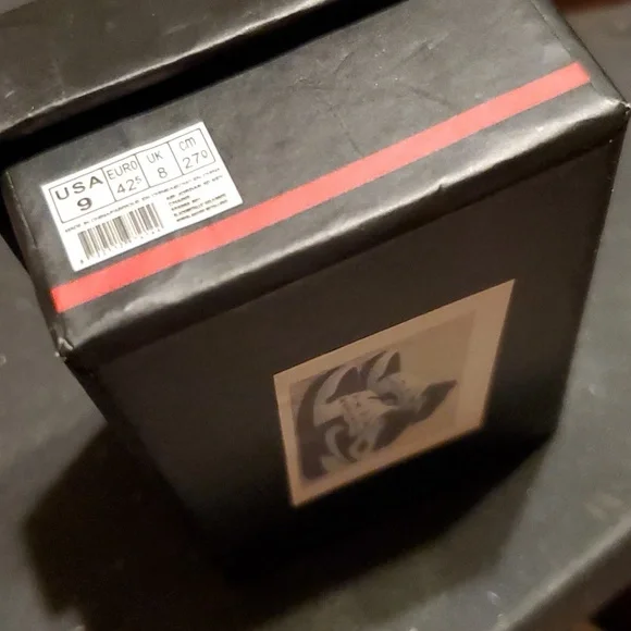 Custom Nike Shoe Keychains set of 2 shoes. (1 pair.) ❤️🖤 - Picture 14 of 16